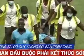 Video hy hữu trọng tài lên cáng, trận đấu phải kết thúc sớm