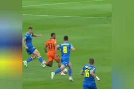 Xem Depay tái hiện lốc cam thời hoàng kim