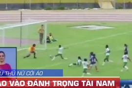 Phản cảm hình ảnh cầu thủ nữ cởi áo lao vào đánh trọng tài
