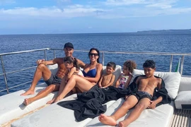 Nghỉ sớm, Ronaldo khoe hình tắm nắng du lịch cùng gia đình