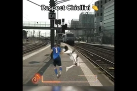 Fan Anh: Đá lại; fan Ý: Chiellini cứu Saka thoát chết!