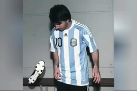 Messi chân không sút bay giầy vàng