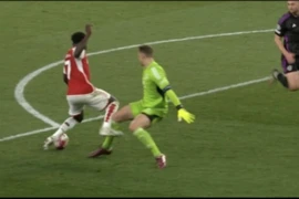 Fan Arsenal đòi 11m nhưng cuối cùng phải cám ơn trọng tài