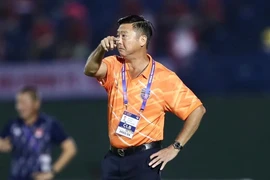B. Bình Dương khúc mắc gì với HLV Huỳnh Đức mà vội “đổi tài”?
