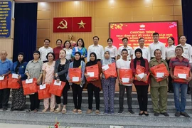 Chánh án TAND TP.HCM Lê Thanh Phong trao quà cho đồng bào dân tộc nhân dịp Tết