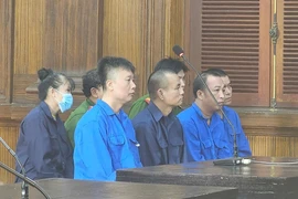 Cựu cán bộ hải quan bị cáo buộc tiếp tay cho 'cán bộ chống buôn lậu đi buôn lậu'