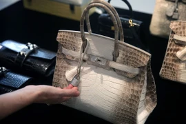 Quy trình đấu giá hai túi Hermès bạch tạng của bà Trương Mỹ Lan thế nào?
