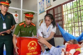 Mang thùng phiếu đến tận nhà cử tri lớn tuổi ở Thiềng Liềng, Cần Giờ