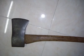 Mượn búa rồi bất ngờ chém chết chủ nhà
