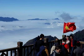Ngỡ ngàng Fansipan hừng nắng giữa ngày rét buốt