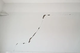 Kiểm tra sự cố nứt tường ở BV Cái Nước, Cà Mau