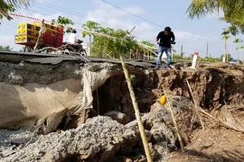 Lập tổ điều tra sự cố đường trăm tỉ vừa bàn giao đã sụt lún
