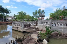 Bí thư tỉnh Cà Mau chỉ đạo 'không bẻ cong con lộ vì né nhà mồ'