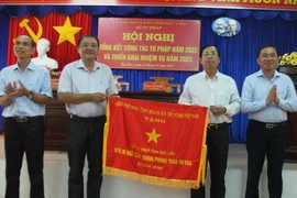Sở Tư pháp Bạc Liêu nhận cờ thi đua của Chính phủ 