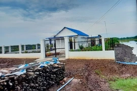 May có tờ giấy nợ, không là 'bắc thang lên hỏi ông trời...'
