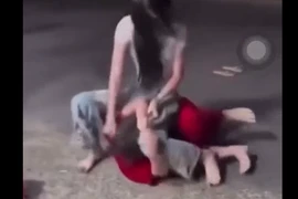 Xác minh clip nhiều người đứng nhìn 2 cô gái đánh nhau trên đường phố ở Cà Mau
