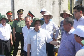Phó Thủ tướng Trần Lưu Quang kiểm tra sạt lở ở Cà Mau và Bạc Liêu