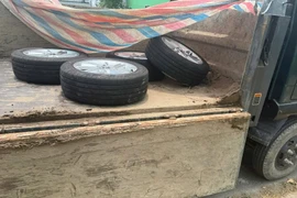 Đã tìm ra 4 bánh xe ô tô bị trộm gỡ mất trong đêm ở Bạc Liêu