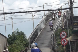 Quan điểm khác nhau về việc phá bỏ cây cầu sắt qua sông Cái Đôi Vàm, Cà Mau