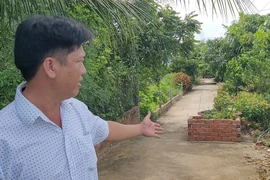 Cà Mau: Nhiều hộ dân bức xúc vì "cái bồn kỳ lạ" án ngữ giữa đường 