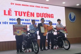 Hai thủ khoa ở tỉnh Cà Mau được tặng xe máy 