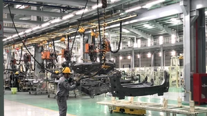 Một số doanh nghiệp Việt Nam đẩy mạnh chuyển giao công nghệ, sản xuất các sản phẩm với hàm lượng giá trị gia tăng nội địa ngày càng cao. Ảnh: QH