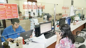 Bộ Chính trị yêu cầu Bộ Nội vụ khẩn trương hoàn thiện đề án tiền lương và phụ cấp