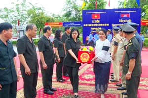 Trang trọng lễ đón 21 hài cốt liệt sĩ từ Campuchia về nước