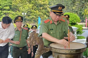 Bộ trưởng Bộ Công an tri ân các Anh hùng - Liệt sĩ ở Tây Ninh