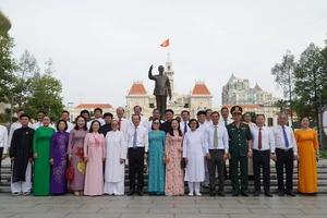 Lãnh đạo TP.HCM dâng hương, dâng hoa Chủ tịch Hồ Chí Minh nhân dịp sinh nhật Bác