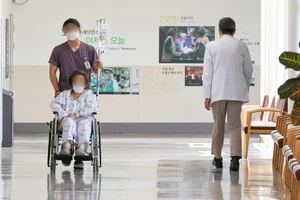 Hàn Quốc: Bác sĩ vẫn đình công, bệnh nhân thêm khốn đốn