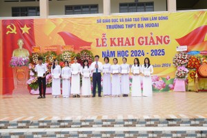 Đạ Huoai, Lâm Đồng: Hàng chục suất học bổng đến tay học sinh trong ngày khai trường