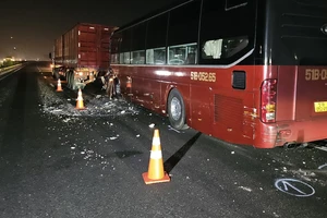 Va chạm giữa xe khách và xe đầu kéo trên cao tốc TP HCM - Trung Lương, tài xế bị thương