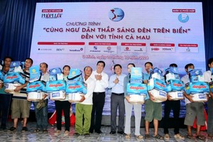  ‘Cùng ngư dân thắp sáng đèn trên biển’ trao quà, học bổng tại tỉnh Cà Mau