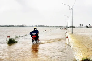 Hàng ngàn học sinh ở Bình Định nghỉ học do ngập lũ