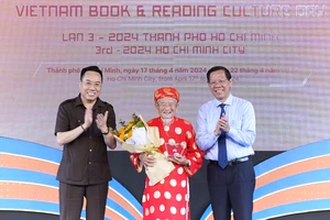 Nhà nghiên cứu 104 tuổi Nguyễn Đình Tư là đại sứ không thời hạn của Ngày sách và văn hóa đọc