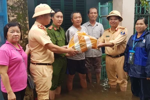 Cục CSGT hỗ trợ người dân Đà Nẵng bị ảnh hưởng do mưa lũ