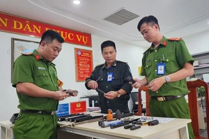 An ninh sân bay Đà Nẵng giao nộp công cụ hỗ trợ cho công an