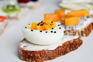 Điều gì xảy ra khi ăn trứng và phô mai?