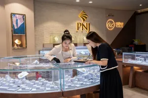 Giá vàng đảo chiều, người mua mất tiền liền tay