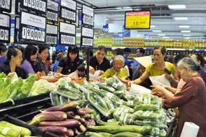 Thấy gì từ việc một số nước phát tiền trực tiếp cho dân để kích thích tiêu dùng?