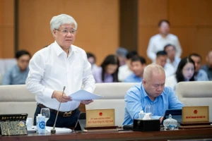 Chủ tịch Ủy ban Trung ương MTTQ Việt Nam Đỗ Văn Chiến trình bày dự thảo báo cáo tổng hợp ý kiến, kiến nghị của cử tri và Nhân dân gửi đến kỳ họp thứ bảy.