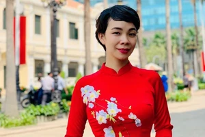 Cán bộ UBND quận Phú Nhuận, TP.HCM hỗ trợ người dân làm thủ tục hành chính tại đơn vị. Ảnh: THUẬN VĂN 