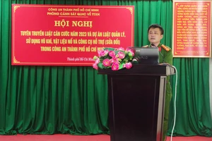 Thượng tá Nguyễn Ngọc Hải, Phó Trưởng phòng PC06 phát biểu tại hội nghị. Ảnh: NGUYỄN HIỀN
