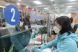 Người lao động đến cơ quan Bảo hiểm Xã hội làm thủ tục liên quan bảo hiểm xã hội. Ảnh: NGUYỄN HIỀN