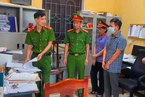 Trương Văn Đạt (ngoài cùng bên phải) bị khởi tố vì tham ô tiền trợ cấp thờ cúng liệt sĩ. Ảnh: CAHD