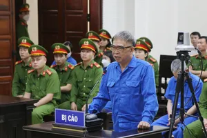 Bị cáo Đỗ Hữu Ca nói nhận 35 tỉ để 'giúp người em', 'người em' thì bảo ông Ca 'dám làm không dám nhận'