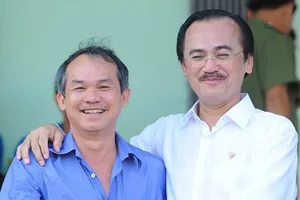 Bầu Thắng (phải) chụp hình với bầu Đức.