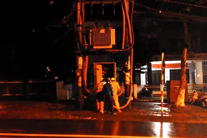 Cháy trạm biến áp trước cổng UBND phường