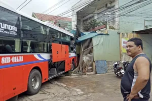 Ô tô khách lao thẳng vào nhà dân